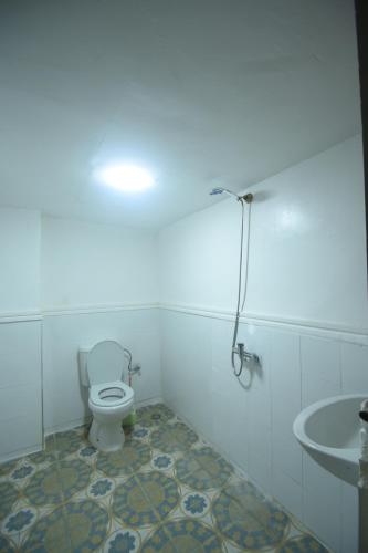 a bathroom with a toilet and a sink at Kasbah Tifoultoute in Ouarzazate