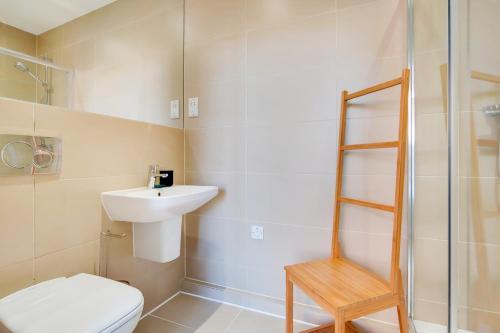 een badkamer met een wastafel, een toilet en een douche bij BR5 - Charming Studio Flat in heart of Borough in Londen