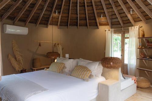 a bedroom with a white bed in a room at La Fragata in Vichayito
