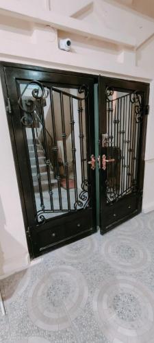 een zwarte poort in een kamer met een vloer bij Arrive and Stay in Dabadie