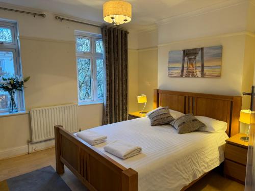 ロンドンにあるCamden Regent's Flatのベッドルーム1室(大型ベッド1台、タオル付)