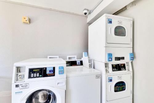a laundry room with a washer and a dryer at Motel 6-Austin, TX - Airport - South in Austin