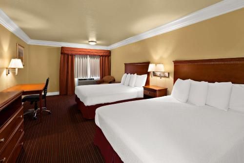 Katil atau katil-katil dalam bilik di Best Western Willits Inn