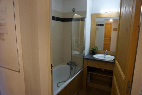 une salle de bain avec une baignoire et un lavabo dans l'établissement Résidence Terrasses De La Bergerie - 2 pièces cabine 6 personnes MAE-2034, à Orcières