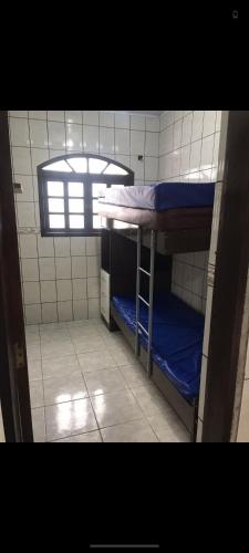 een kleine kamer met een stapelbed en een raam bij Chácara em Biritiba Mirim 2 in Biritiba-Mirim