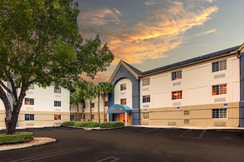 an exterior view of a building with a parking lot at Sonesta Simply Suites Miami Airport Doral in Miami