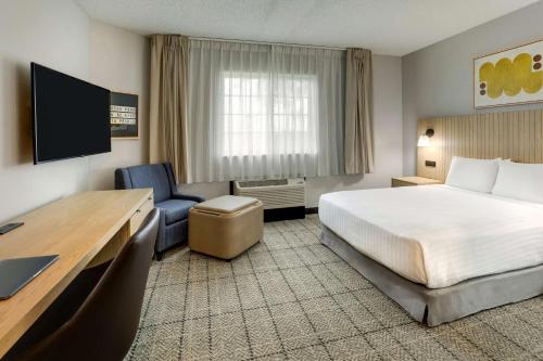 Кровать или кровати в номере Sonesta Simply Suites Miami Airport Doral