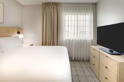 Телевизор и/или развлекательный центр в Sonesta Simply Suites Miami Airport Doral