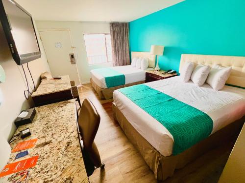 Tempat tidur dalam kamar di Howard Johnson by Wyndham Downtown Reno