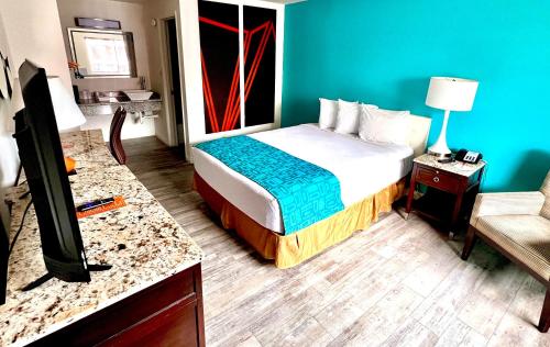 Tempat tidur dalam kamar di Howard Johnson by Wyndham Downtown Reno