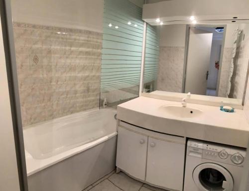 une salle de bain avec un lavabo et une machine à laver dans l'établissement Résidence Olivier - APPARTEMENT FRONT DE MER DANS DOMAINE AVEC PISCINE MAE-8764, à Six-Fours-les-Plages