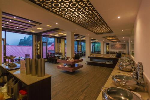 eine Hotellobby mit Waschbecken und Tischen in der Unterkunft Snow Valley Resorts Shimla in Shimla