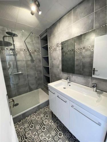 une salle de bain avec une baignoire, un lavabo et une douche dans l'établissement Résidence Rouviere - Grand appartement Vue Mer Budget Maitrisé MAE-9664, à Marseille