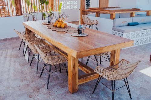a wooden table with chairs in a room at Hermosa vista al mar desde rooftop y a pocos metros de mar in Cartagena de Indias