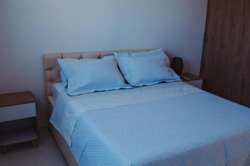 a bedroom with a blue bed with blue pillows at Hermosa vista al mar desde rooftop y a pocos metros de mar in Cartagena de Indias