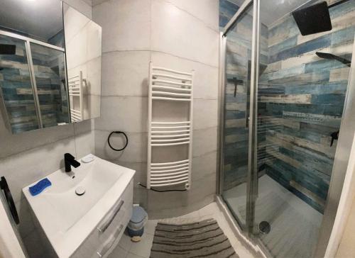 une salle de bain blanche avec une douche et un lavabo dans l'établissement Résidence Morieres B - Super appartement 4 couchages vue mer MAE-0044, à Six-Fours-les-Plages