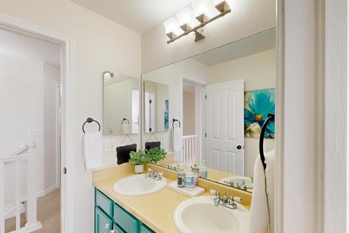 baño con 2 lavabos y espejo grande en Colorado Comfort, en Henderson