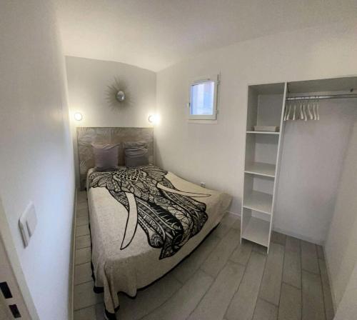 - une petite chambre avec un lit et une étagère dans l'établissement Résidence Cap Vert - Appartement neuf de standing 4 couchages à Six Fours Les Plages MAE-9914, à Six-Fours-les-Plages