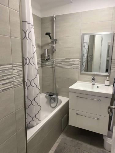 La salle de bains est pourvue d'une douche, d'un lavabo et d'une baignoire. dans l'établissement Résidence Cap Vert - Appartement neuf de standing 4 couchages à Six Fours Les Plages MAE-9914, à Six-Fours-les-Plages