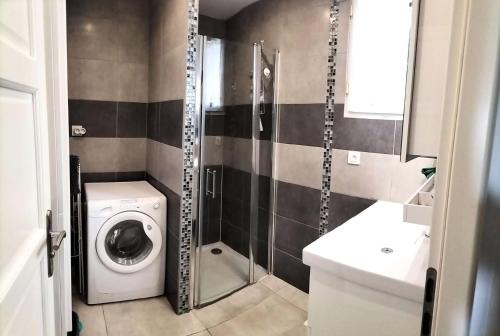 La salle de bains est pourvue d'un lave-linge et d'une douche. dans l'établissement Résidence Luberon - Charmant appartement dans un domaine arboré au bord du lac MAE-7044, à Six-Fours-les-Plages