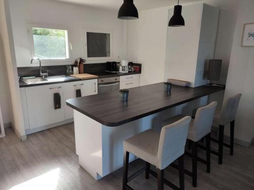 une cuisine avec une grande île et des chaises dans l'établissement Résidence 796-six Fours Les Plages - Belle maison à Six Fours Les Plages avec vue mer MAE-4574, à Six-Fours-les-Plages