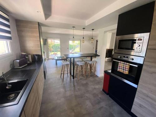 une cuisine et une salle à manger avec une table et des chaises dans l'établissement Résidence Courtaude - Superbe maison de 100m2 secteur Rayolet près des plages MAE-7054, à Six-Fours-les-Plages