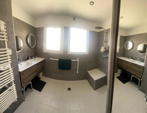 Koupelna v ubytování Résidence Courtaude - Superbe maison de 100m2 secteur Rayolet près des plages MAE-7054