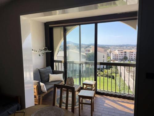 sala de estar con vistas a un balcón en Résidence Jardin D'azur - 2 Pièces pour 4 Personnes 084, en Six-Fours-les-Plages