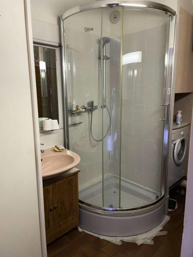 une salle de bain avec douche et lavabo dans l'établissement Résidence Jardin D'azur - Super appart dans un jardin idyllique a proximité de la mer MAE-7084, à Six-Fours-les-Plages