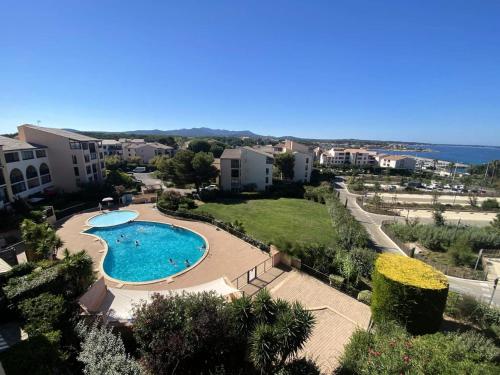 - une vue aérienne sur la piscine d'un complexe dans l'établissement Résidence Jardin D'azur - Super appart dans un jardin idyllique a proximité de la mer MAE-7084, à Six-Fours-les-Plages