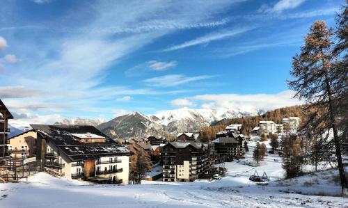 un resort en la nieve con montañas en el fondo en Résidence Chabrieres - Studio pour 4 Personnes 134, en Risoul