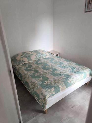 Ce lit se trouve dans un dortoir doté d'une couverture verte. dans l'établissement Résidence Grand Large - Charmant T3 proche plage dans un beau domaine avec piscine MAE-1214, à Six-Fours-les-Plages