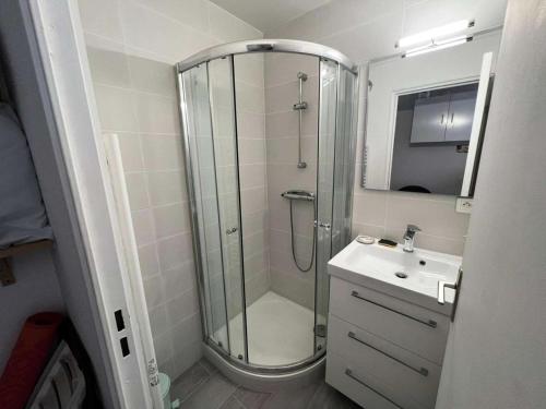 une salle de bain avec douche et lavabo dans l'établissement Résidence Cap Vert - Coquet T2 front de mer dans domaine avec piscine et tennis MAE-5634, à Six-Fours-les-Plages