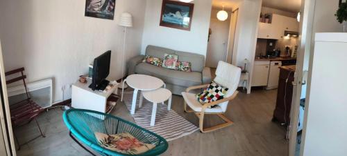 un salon avec un canapé, une table et des chaises dans l'établissement Résidence Tartane - Jolie T2 bis 6 couchages vue mer MAE-9674, à Six-Fours-les-Plages