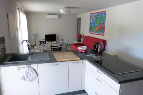eine Küche mit einer Arbeitsplatte und ein Wohnzimmer in der Unterkunft Résidence Mistral - 4 Pièces pour 7 Personnes 514 in Six-Fours-les-Plages