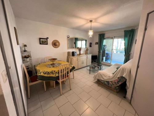 un salon avec une table et une chambre avec une cuisine dans l'établissement Résidence Palmiers - Appartement 6 couchages dans un domaine arboré MAE-2854, à Six-Fours-les-Plages