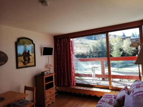 a living room with a large window with a view at Résidence Les Charmettes - Agréable studio pour 2 personnes, idéalement situé, près des pistes et du centre commercial MAE-4304 in Arc 1600
