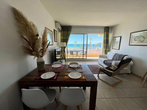 un salon avec une table, des chaises et un canapé dans l'établissement Résidence Athenee - Bel appartement 3 pièces dans résidence à Six-Fours-les-Plages MAE-0704, à Six-Fours-les-Plages