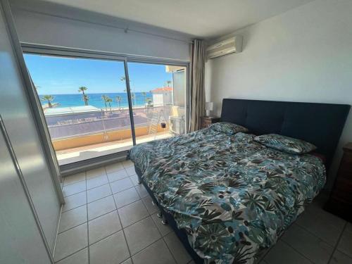 une chambre avec un lit et une vue sur la plage dans l'établissement Résidence Athenee - Bel appartement 3 pièces dans résidence à Six-Fours-les-Plages MAE-0704, à Six-Fours-les-Plages
