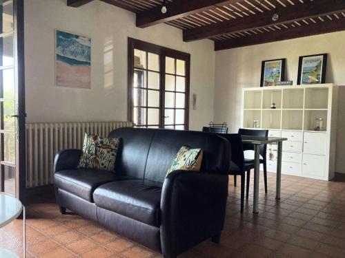 un salon avec un canapé en cuir et une table dans l'établissement Résidence Rayolet Nord - Maison de 8 couchages a deux pas de la mer MAE-4264, à Six-Fours-les-Plages