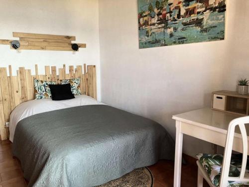 une petite chambre avec un lit et une table dans l'établissement Résidence Rayolet Nord - Maison de 8 couchages a deux pas de la mer MAE-4264, à Six-Fours-les-Plages