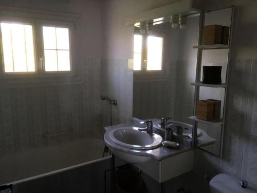 une salle de bain avec un lavabo et une baignoire dans l'établissement Résidence Rayolet Nord - Maison de 8 couchages a deux pas de la mer MAE-4264, à Six-Fours-les-Plages