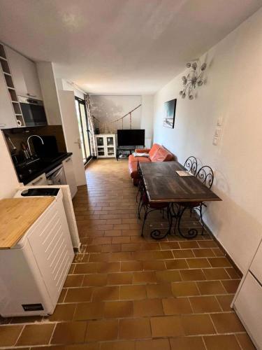 un salon avec une table et un canapé dans l'établissement Résidence Jardins D Azur B - T2 dans une résidence avec piscine dans le domaine de la Coudoulière MAE-1044, à Six-Fours-les-Plages