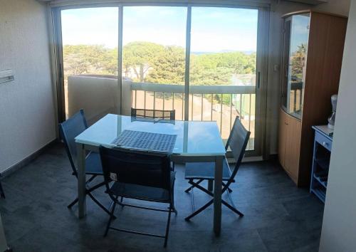 Photo de la galerie de l'établissement Résidence Marines D'aryana - T2 vue sur la piscine a proximité de la Plage MAE-8124, à Six-Fours-les-Plages