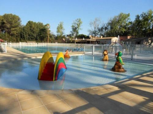 un groupe d'enfants jouant dans un parc aquatique dans l'établissement Résidence Grand Large - Appartement T3 remis a neuf MAE-1034, à Six-Fours-les-Plages