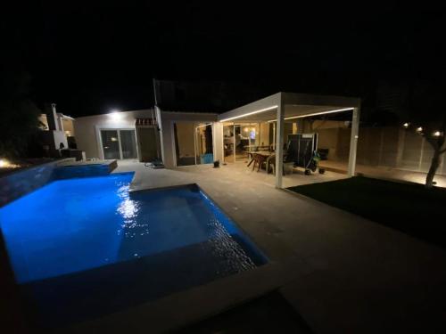 een zwembad in een achtertuin 's nachts bij Résidence La Batisde - Maisons & Villas pour 8 Personnes 314 in Six-Fours-les-Plages