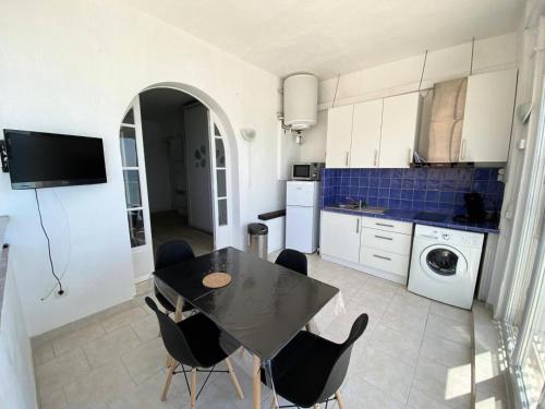 une cuisine avec une table et des chaises dans une pièce dans l'établissement Résidence Oustalet - T2 Panoramique sur la mer à St Cyr Sur mer MAE-2824, aux Lecques