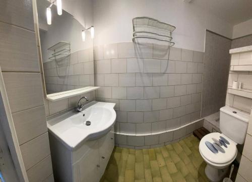 un bagno bianco con lavandino e WC di Résidence Oustalet - T2 Panoramique sur la mer à St Cyr Sur mer MAE-2824 a Les Lecques