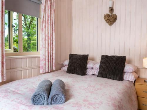 a bedroom with a bed with towels on it at 1 Bed in Builth Wells BN089 in Garth
