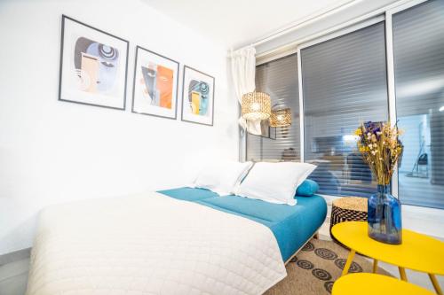 une chambre avec un lit, une table et une fenêtre dans l'établissement SUNLIGHT HORIZON -Terrasse vue mer - Accès direct plage- Parking - Idéal Famille TOPPROSCONCIERGERIE, à La Grande Motte